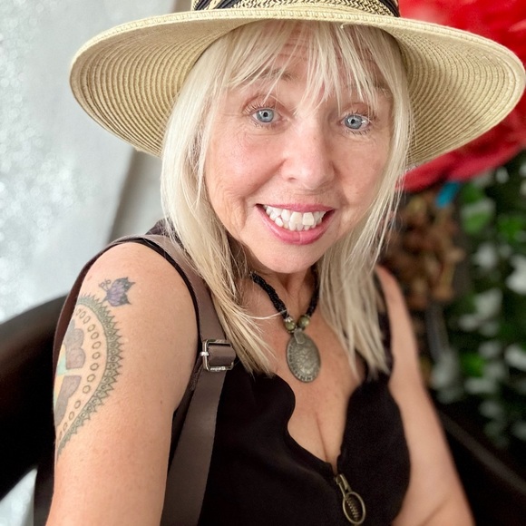 Meet your Posher, Sandy - Picture 9 of 17